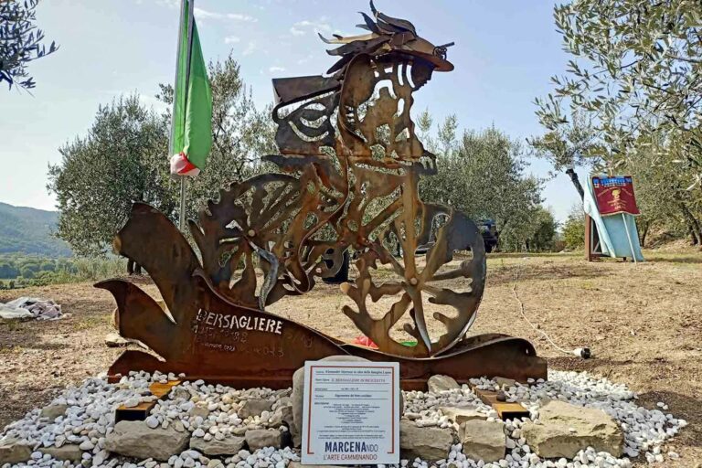Marcena inaugura un monumento alla donna crocerossina durante “Marcenando – L’arte camminando”