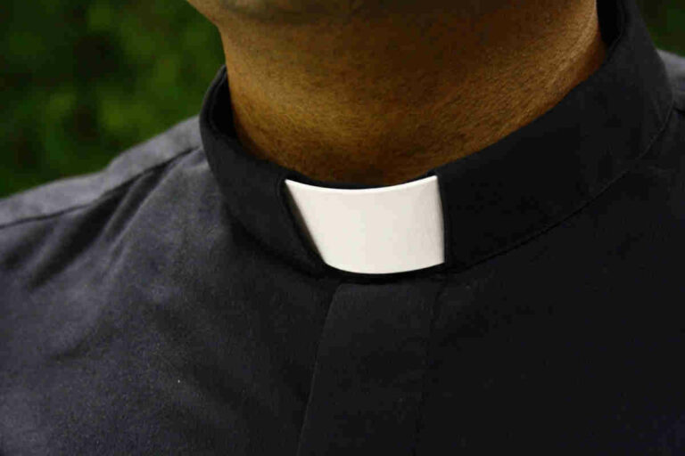 Arezzo, la diocesi mette in guardia: attenzione a un falso sacerdote