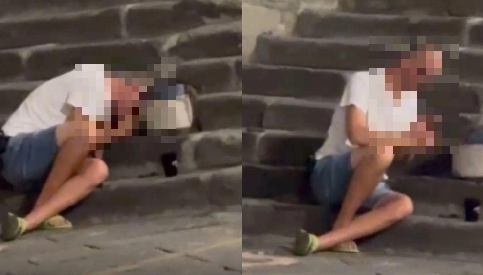 sniffa cocaina sulla scalinata del teatro Signorelli