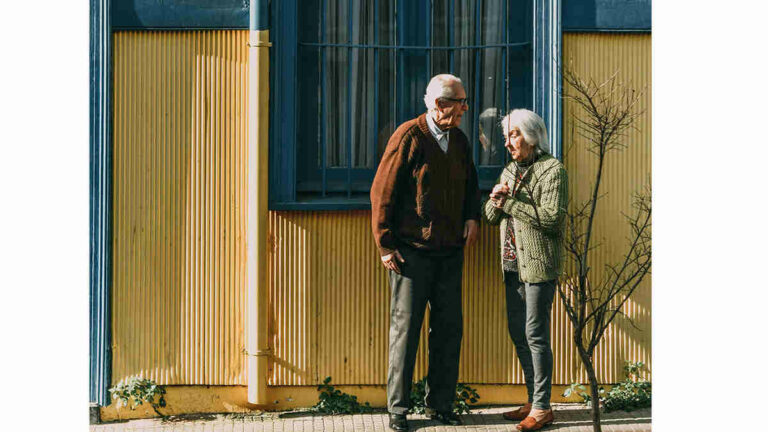 Crisi nelle RSA: famiglie in difficoltà, liste d’attesa raddoppiate e costi insostenibili. Focus ad ottobre sulle politiche per anziani