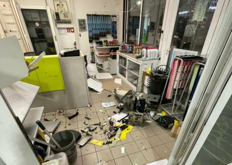 Furto con esplosivo a Sansepolcro: danneggiato bancomat in un’area di servizio