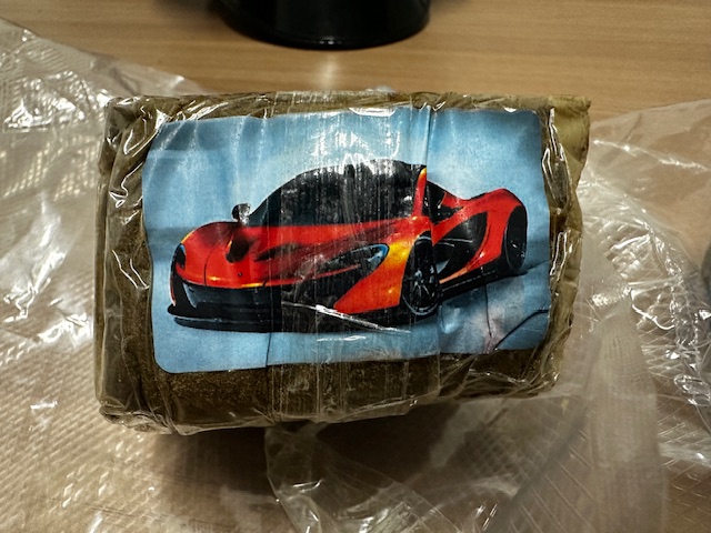 Arrestato 20enne per spaccio di droga: hashish con logo della McLaren