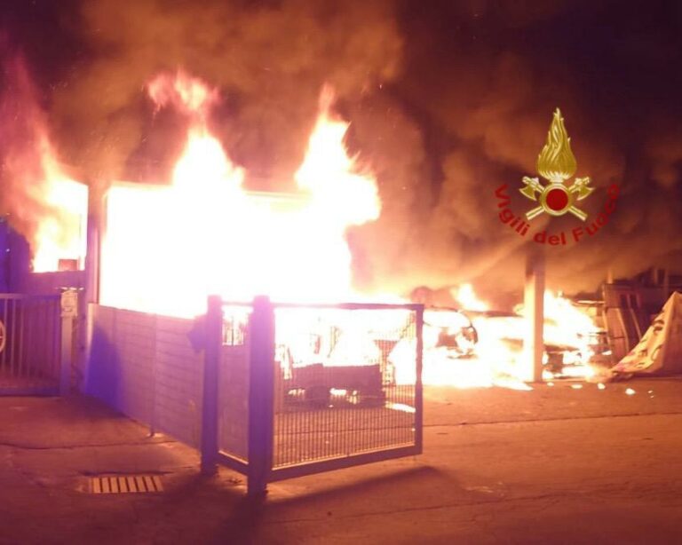 Incendio a Montevarchi: auto in fiamme distrugge tettoia e capannone