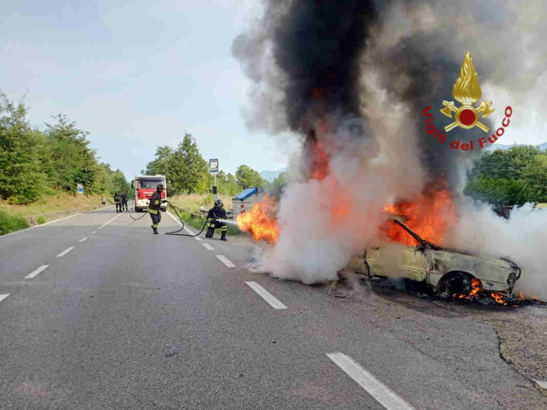 Incendio di autovettura a Pergine Valdarno: intervento dei Vigili del Fuoco