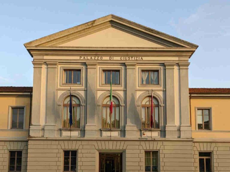 Figlia indagata per abbandono: anziana madre morta in casa da mesi