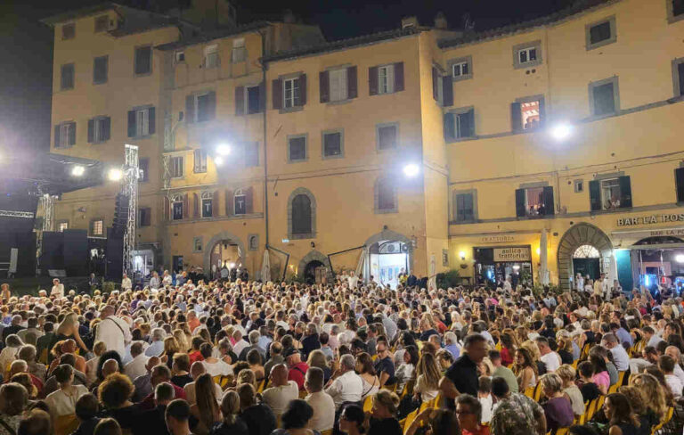 Panariello e Masini conquistano Cortona: tra risate e canzoni, un viaggio tra comicità e emozioni