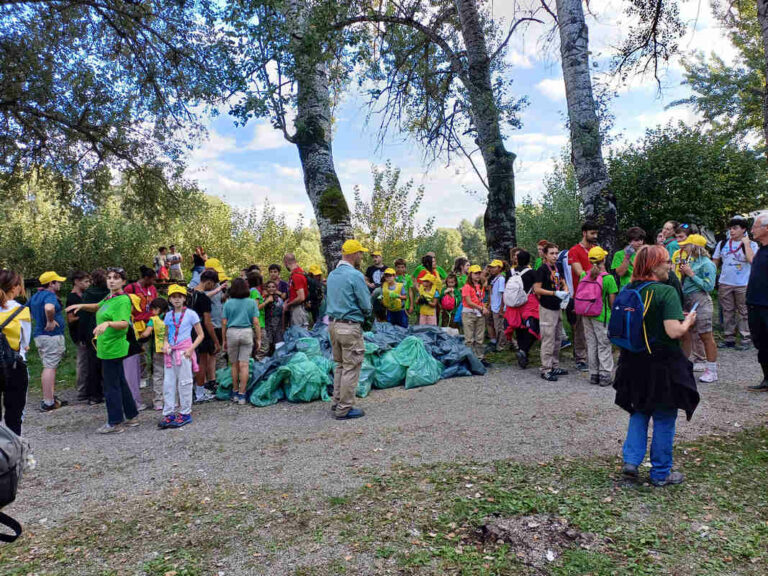 Volontari in azione sull’Arno: decine di sacchi di rifiuti raccolti a Ponte Buriano