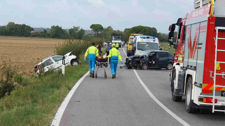 Grave incidente frontale sulla SP25 a Manciano: due feriti trasportati in codice rosso