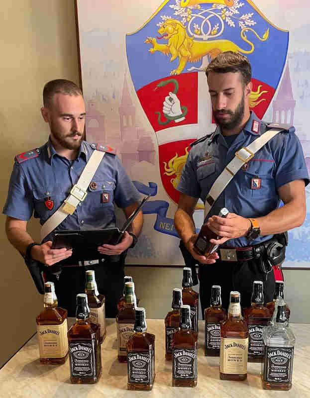 Fermati due quarantenni per furto di alcolici: scoperti a Sansepolcro mentre tentavano la fuga