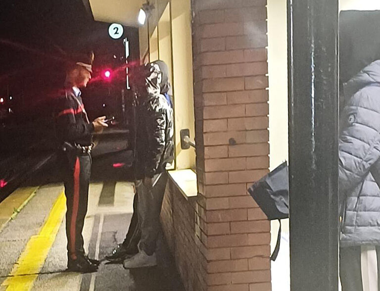 Controlli straordinari dei Carabinieri a Cortona: un arresto, sanzioni per 18.000 euro e segnalazioni per droga