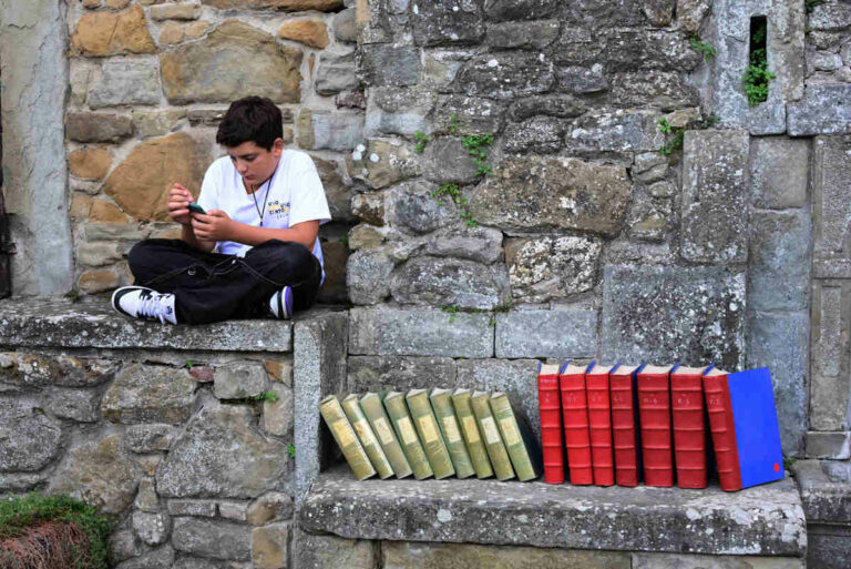 Le foto delle piazze di Castiglion Fiorentino trasformate in librerie a cielo aperto