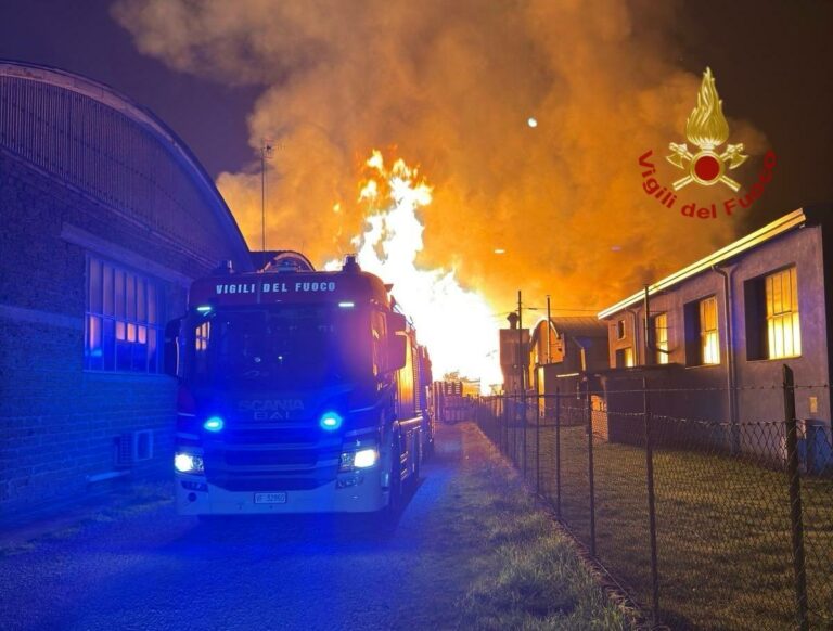 Vasto incendio a Sansepolcro: intervento massiccio dei Vigili del fuoco e del 118