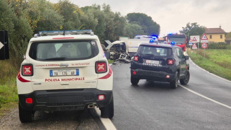 Violento scontro tra un’auto e un camion della nettezza urbana sulla SR 71: grave un ferito, interviene Pegaso