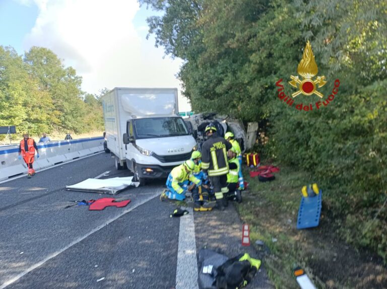 Incidente sul raccordo Perugia-Bettolle: due furgoni coinvolti, feriti trasportati in ospedale