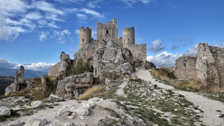 Un viaggio tra storia, architettura e arte: la Rocca di Calascio e la Badia di Montecassino