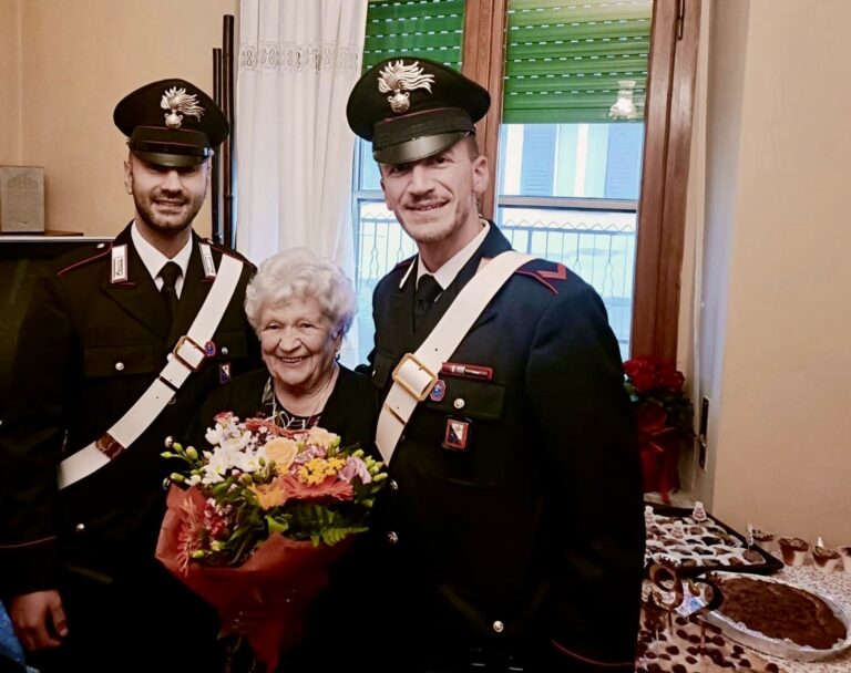 I Carabinieri festeggiano il 92° compleanno della Signora Rita a Bibbiena