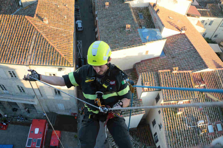 Arezzo celebra i 150 anni dei pompieri civici e i 70 anni dei reparti volo dei Vigili del Fuoco