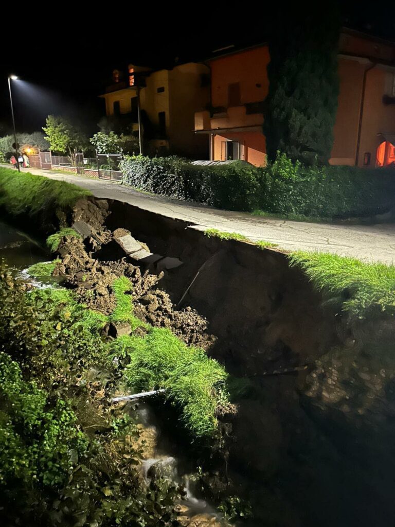 Frana in via dell’Acropoli: strada chiusa e disagi per le famiglie
