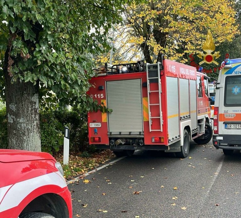 Incidente stradale a Bibbiena: auto fuori strada, intervengono i Vigili del fuoco