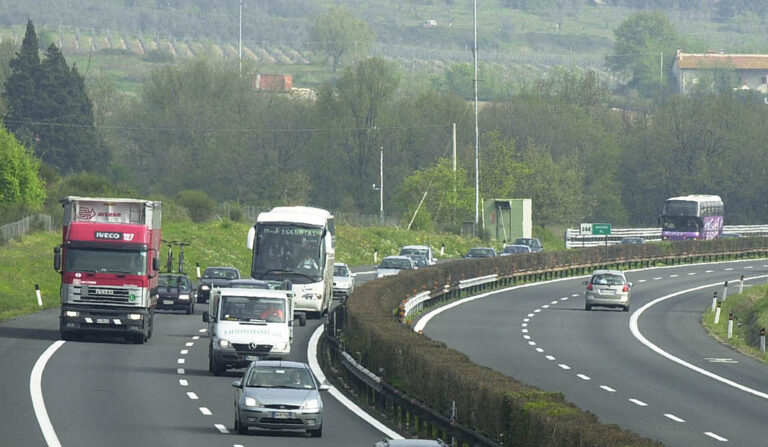 Tragedia in viaggio: bambina di 9 anni muore durante una sosta ad Arezzo