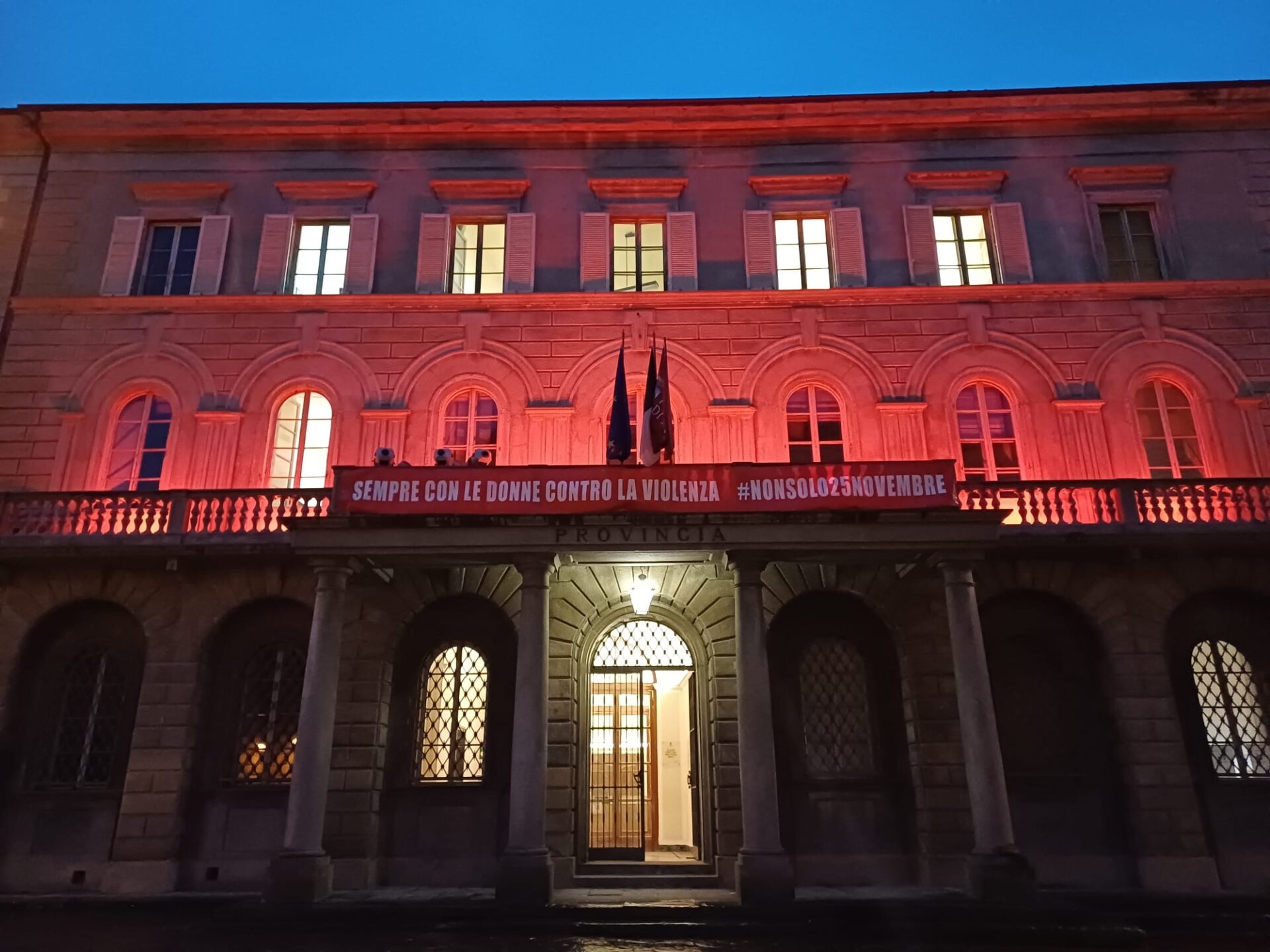 Arezzo si Illumina di Rosso per Dire No alla Violenza sulle Donne
