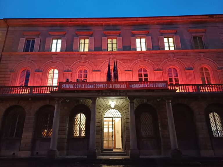 Arezzo si illumina di rosso per dire no alla violenza sulle donne