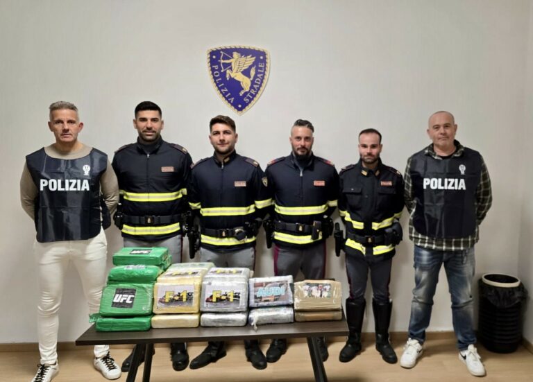 Blitz della Polstrada sull’A1: arrestato corriere con 46 kg di cocaina nascosta in doppifondi segreti
