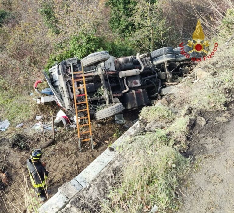 Autopompa fuori strada sulla Sr71: complesso recupero dei Vigili del Fuoco (video)