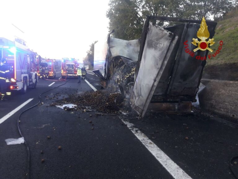 Camion in fiamme sulla A1: traffico bloccato tra Valdichiana e Monte San Savino