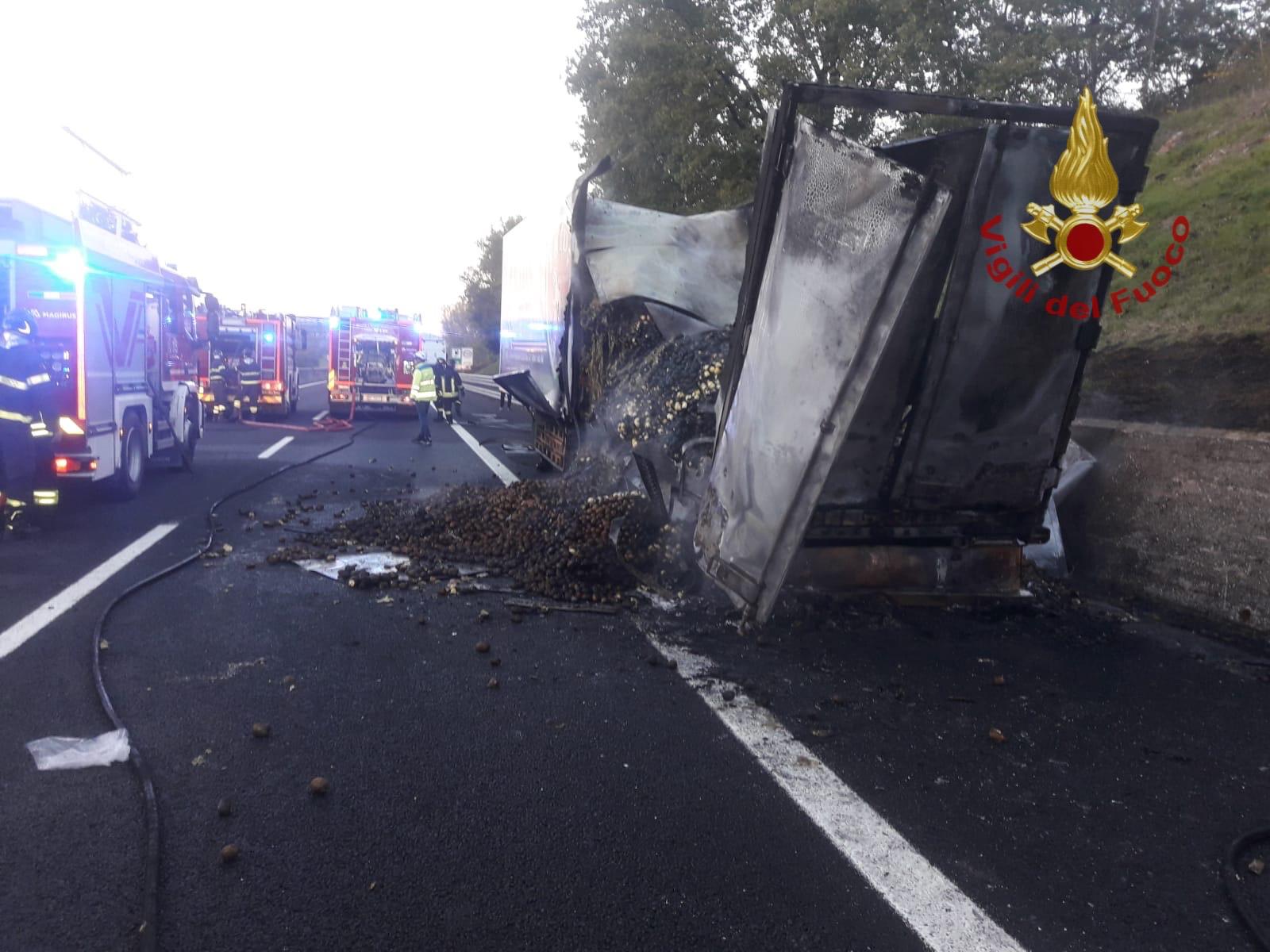Camion in fiamme sulla A1 traffico bloccato tra Valdichiana e Monte San Savino