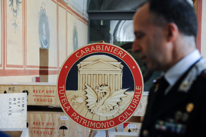 Scoperta una vasta rete di falsari: oltre 2.100 opere sequestrate, tra cui una mostra interamente composta da falsi a Cortona