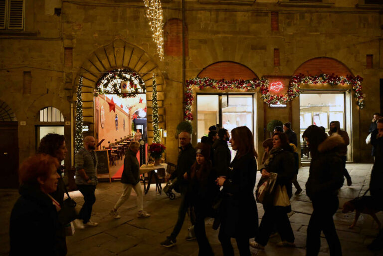 Aggredito con una testata in centro: uomo ferito davanti alla famiglia