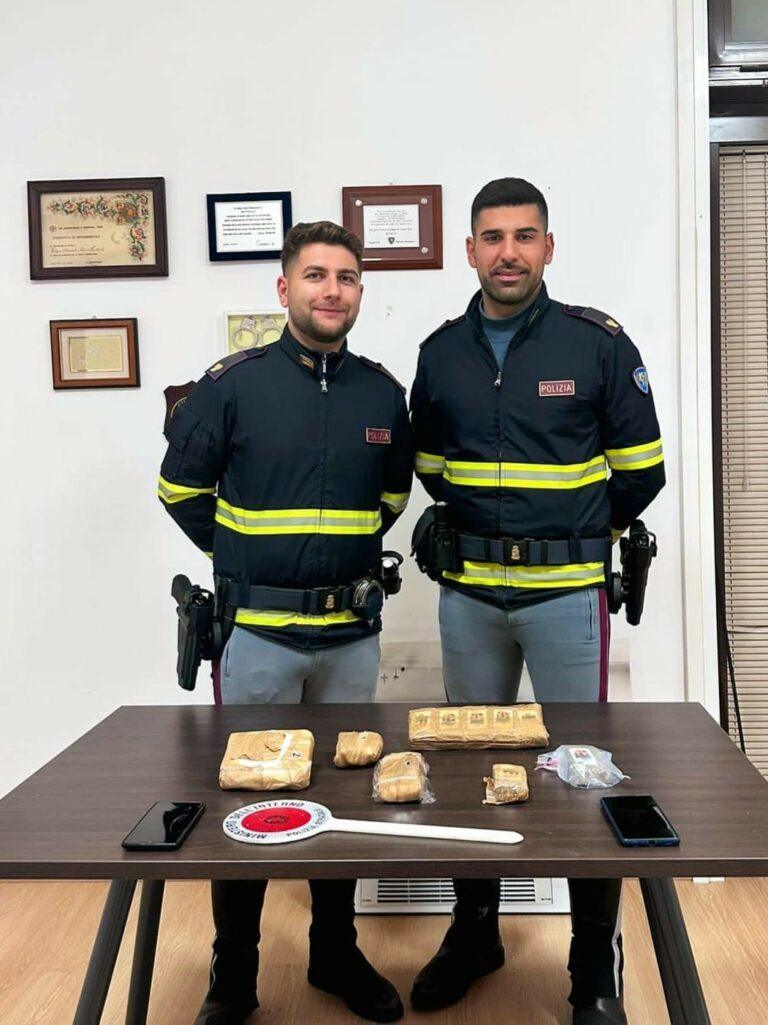 Controllo stradale ad Arezzo: scoperti droga e un vano modificato nell’auto
