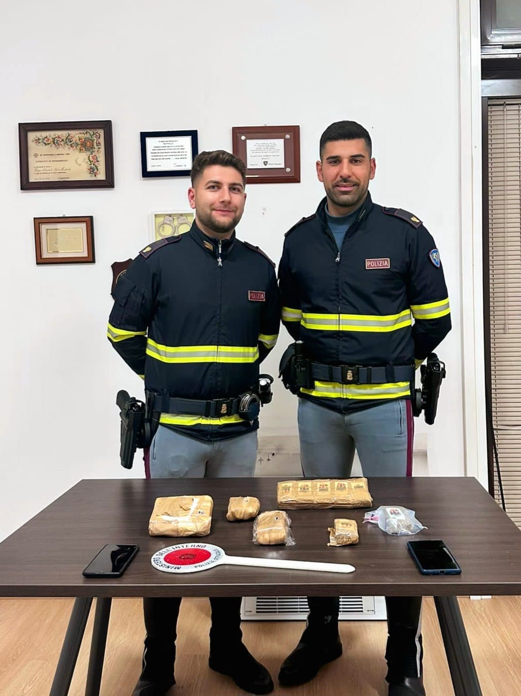 Controllo stradale ad Arezzo-scoperti droga e un vano modificato nell’auto
