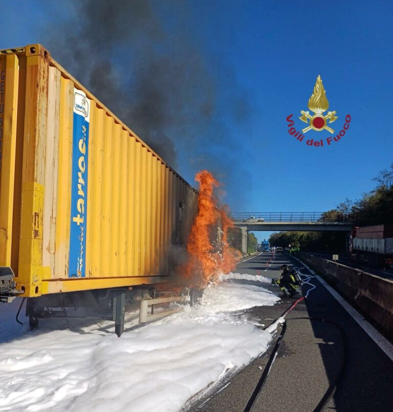 Incendio su raccordo Perugia-Bettole: Vigili del Fuoco in azione per domare le fiamme su autoarticolato carico di solventi