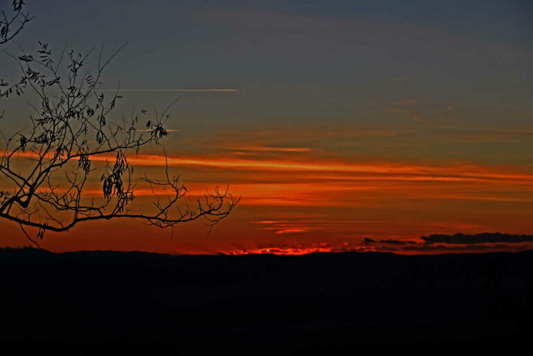 Il tramonto incantevole sui colori del Pratomagno e il borgo di Anciolina