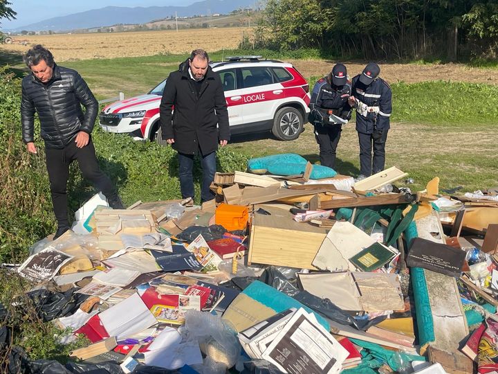 Abbandono di rifiuti lungo il Sentiero della Bonifica: indignazione e tolleranza zero dai sindaci di Castiglion Fiorentino e Foiano della Chiana