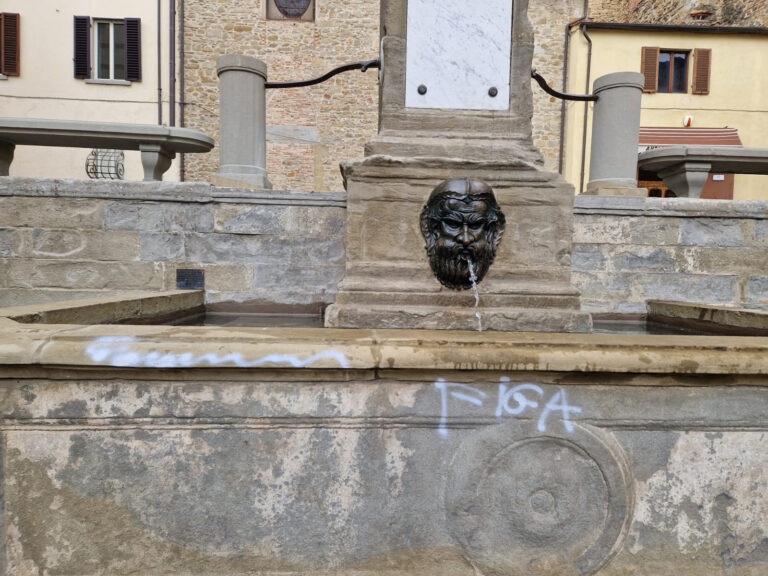Vandali colpiscono la fontana di Piazza Garibaldi: indignazione a Sansepolcro