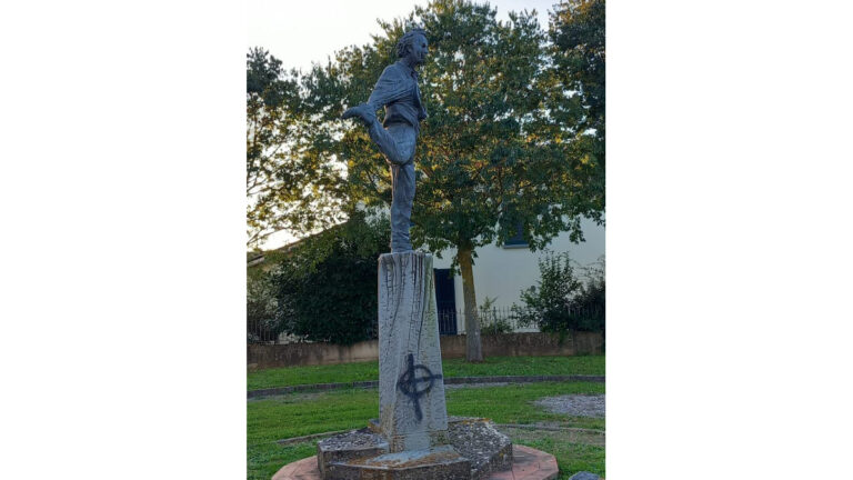 Castiglion Fiorentino, statua di Benigni imbrattata con una croce celtica