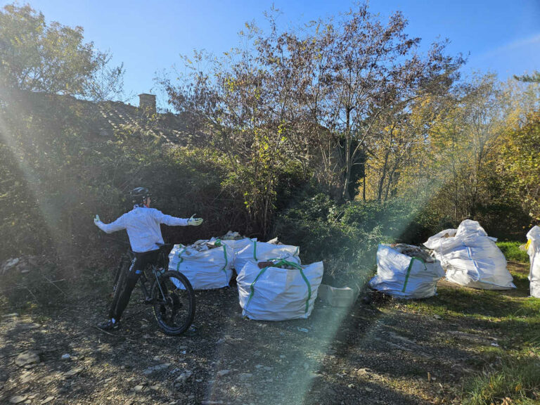 Arte contemporanea o discarica? quando i calcinacci diventano installazioni nei boschi di Poti