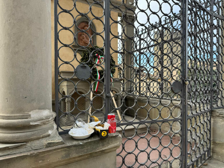 Il Tempietto alla Vittoria o alla spazzatura? Il belvedere di Arezzo addobbato dai rifiuti