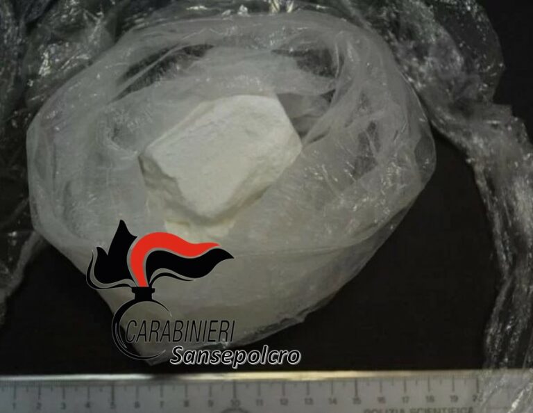 Sansepolcro, inseguimento e arresto nel centro storico: giovane fermato con 140 grammi di cocaina