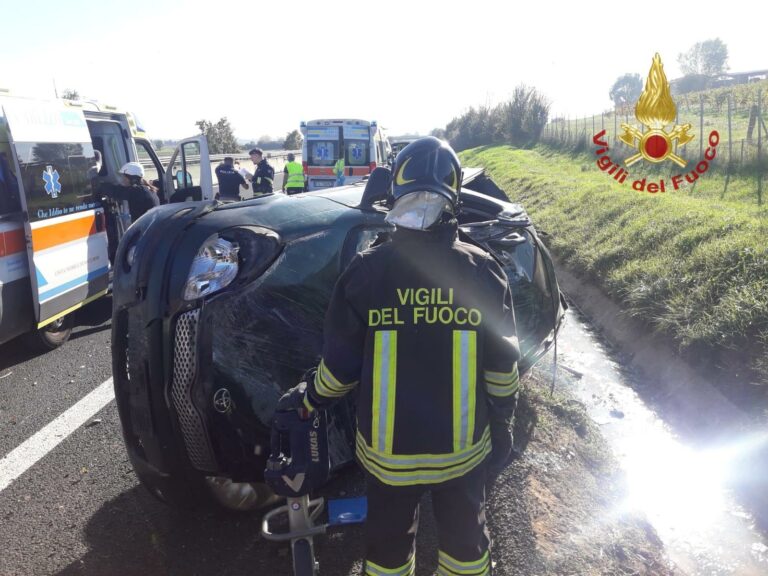 Incidente sull’autostrada A1 vicino ad Arezzo: auto si ribalta, tre feriti trasportati in ospedale