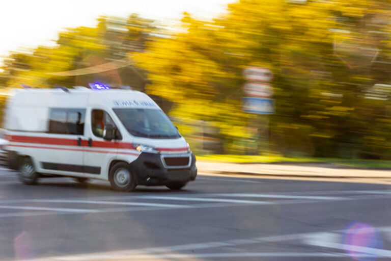Bibbiena, scontro tra due auto: due uomini feriti trasportati in ospedale in codice 2