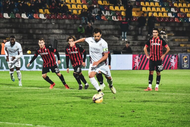 Arezzo, vittoria sofferta a Lucca: Guccione decisivo dal dischetto