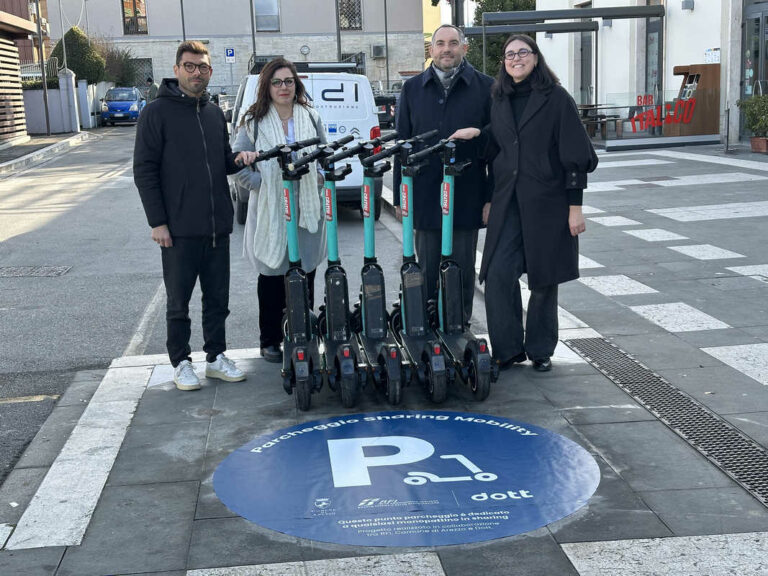 Nuove aree di sosta per monopattini in piazza della Repubblica ad Arezzo