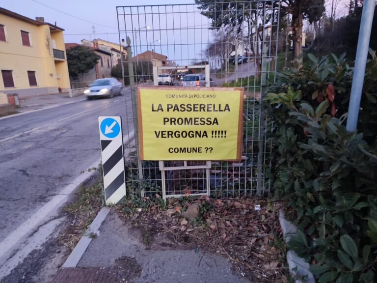 A Policiano i cartelli della dignità perduta: tra buche, marciapiedi e rally per auto funerarie
