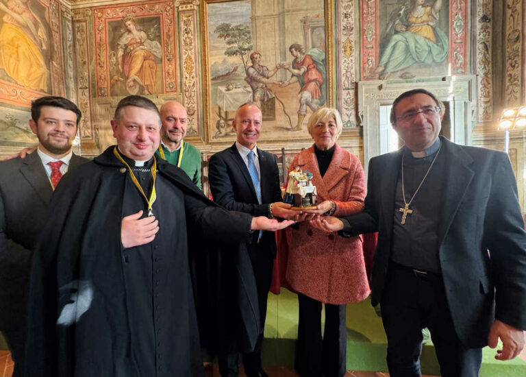 La “Giovane Casara” del presepe 2024: tradizione e innovazione consegnate al Vescovo di Arezzo