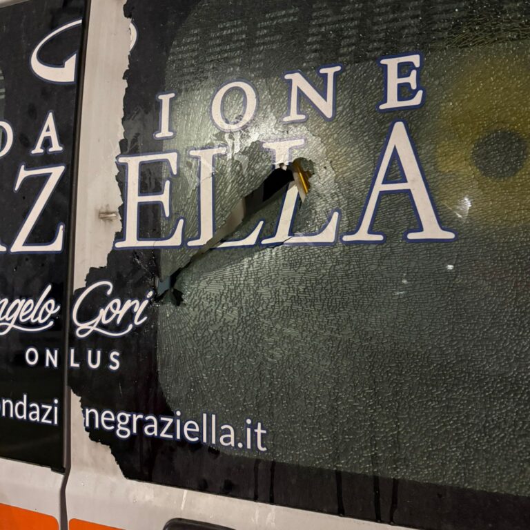 Vandali lanciano bottiglie contro ambulanza con paziente a bordo: vetro rotto e indagini in corso