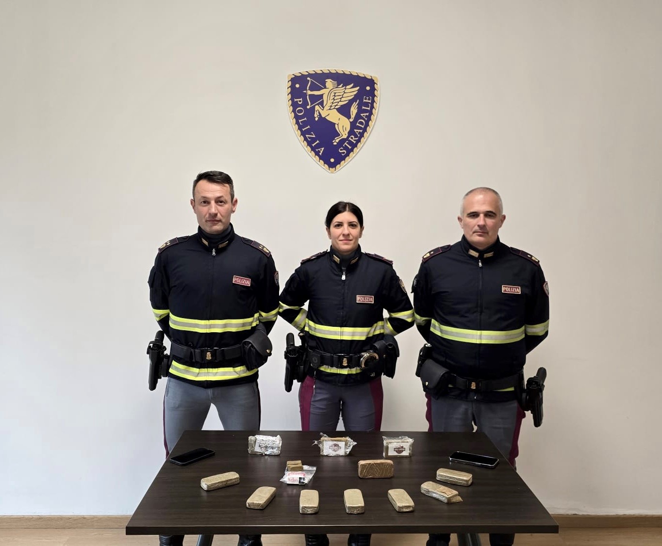 Arezzo, due giovani arrestati in autostrada trasportavano oltre 1 kg di hashish